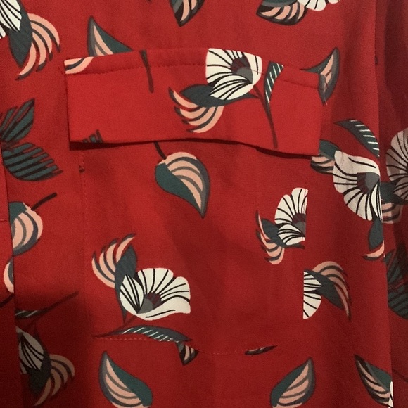 Loft top red floral hidden button up collar blouse with front pockets size MP - Picture 4 of 10